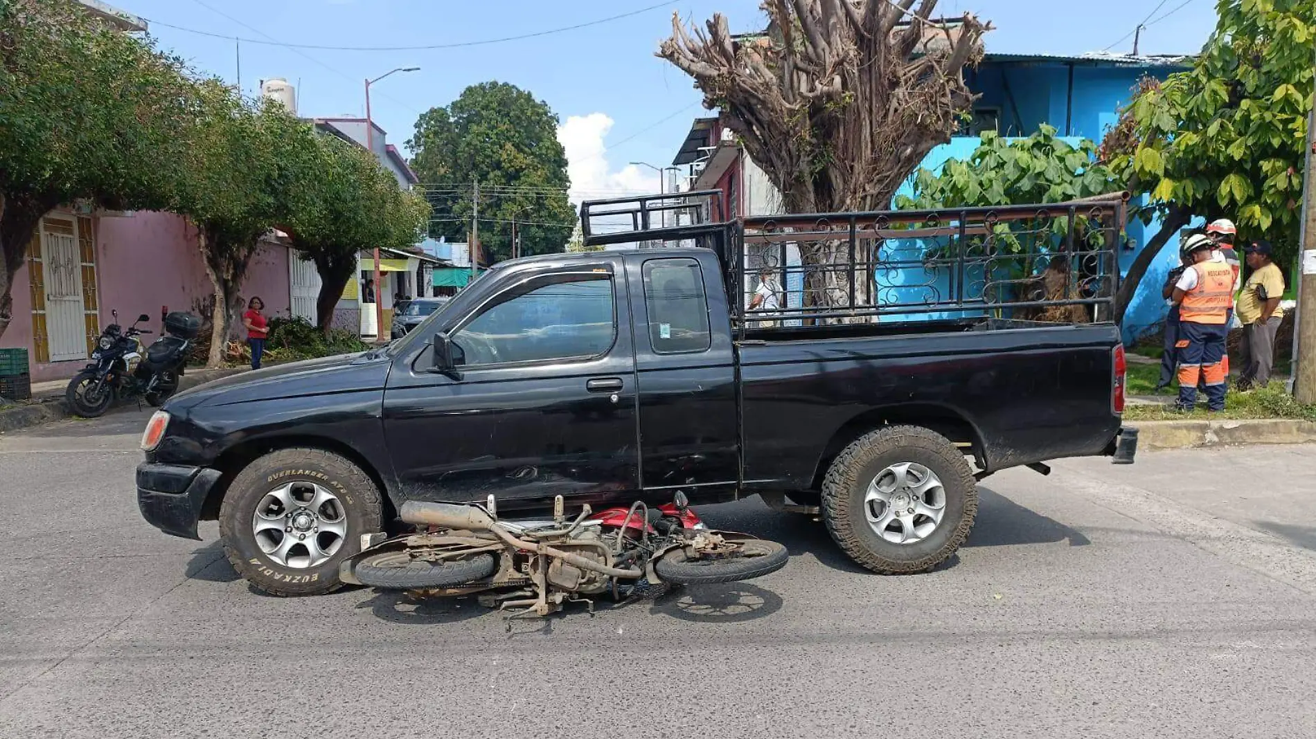 choque de camioneta y motociclista